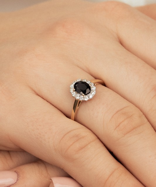 Kollasest kullast sõrmus safiiride ja teemantidega