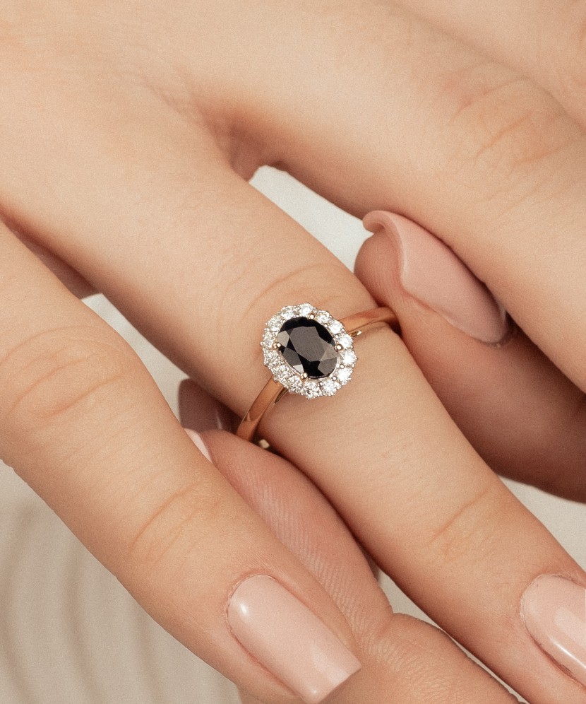 Kollasest kullast sõrmus safiiride ja teemantidega