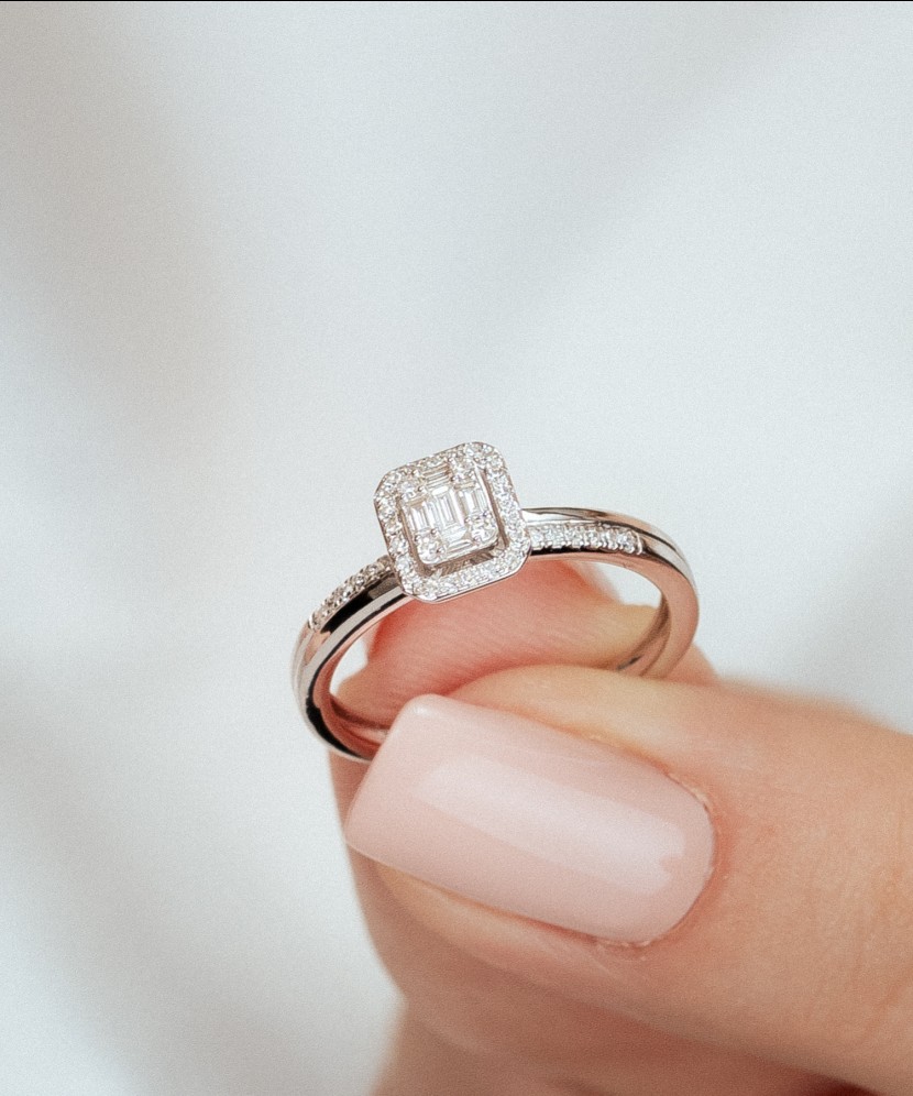 Valgest kullast sõrmus briljantidega