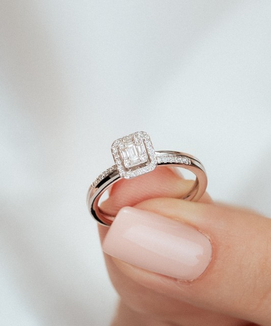 Valgest kullast sõrmus briljantidega