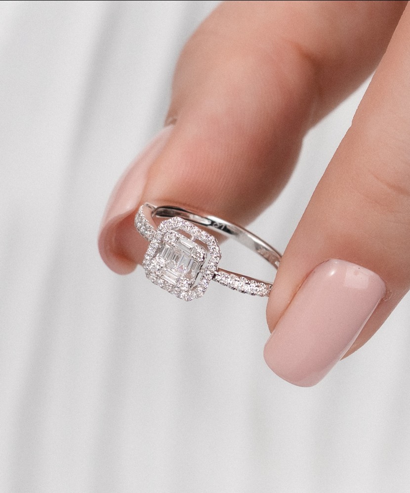 Valgest kullast sõrmus briljantidega