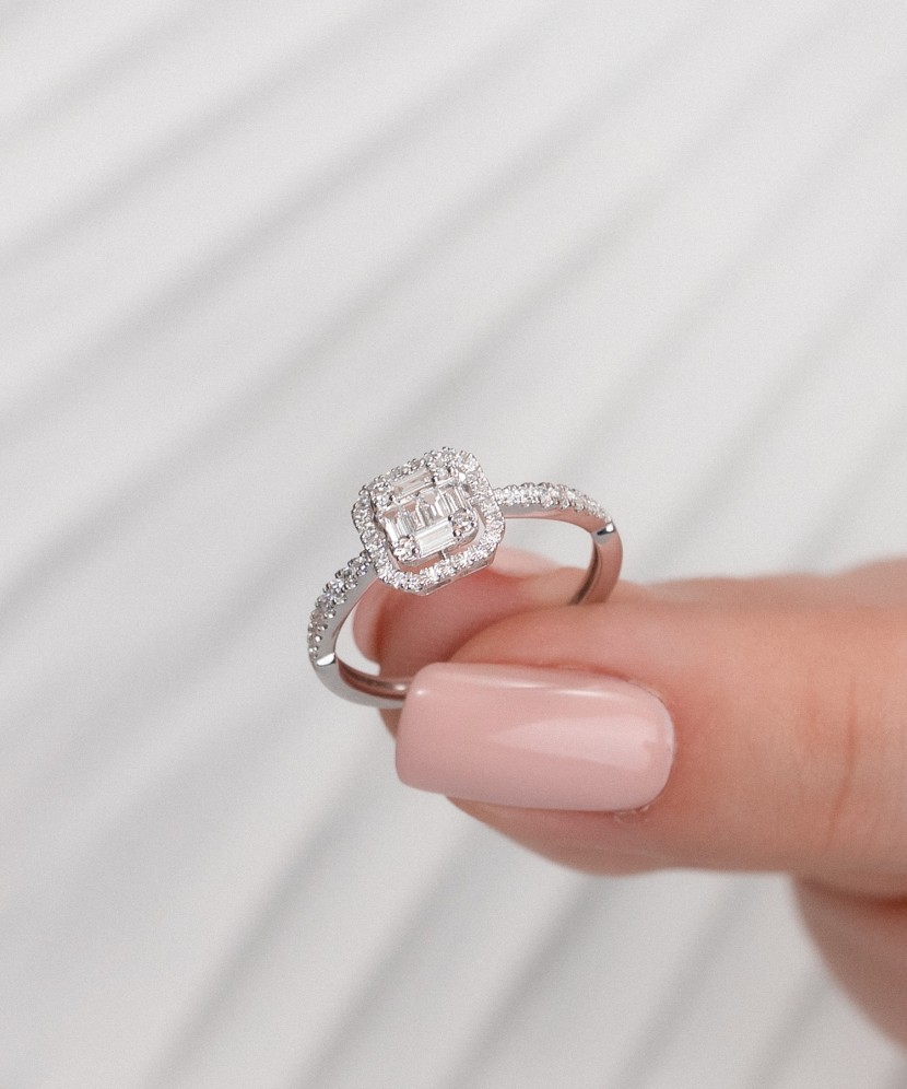 Valgest kullast sõrmus briljantidega