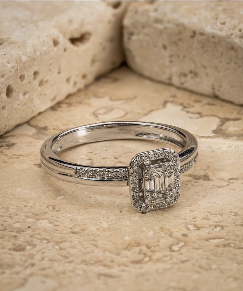 Valgest kullast sõrmus briljantidega