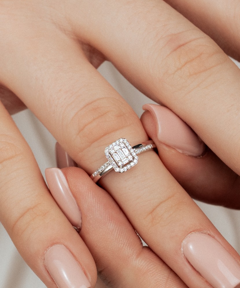 Valgest kullast sõrmus briljantidega