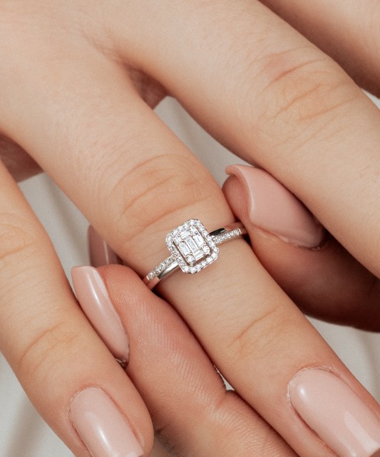 Valgest kullast sõrmus briljantidega