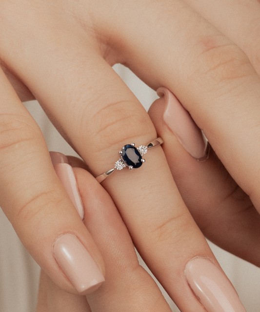 Кольцо из белого золота с сапфиром и бриллиантами