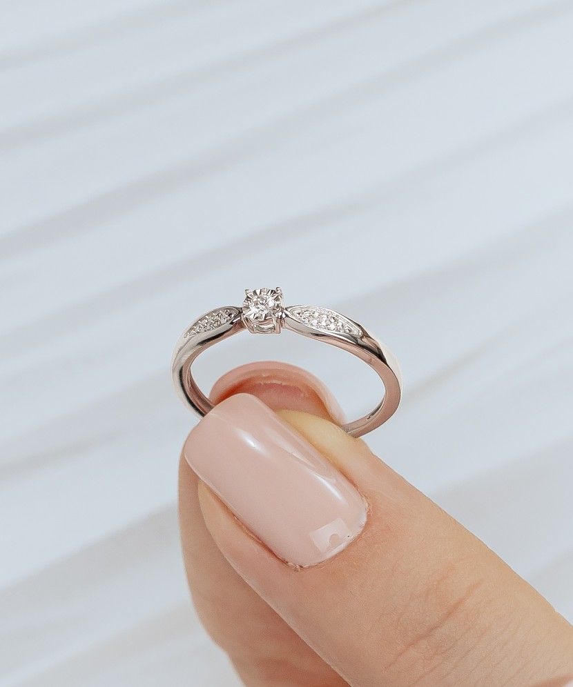 Valgest kullast sõrmus briljantidega 0,08ct