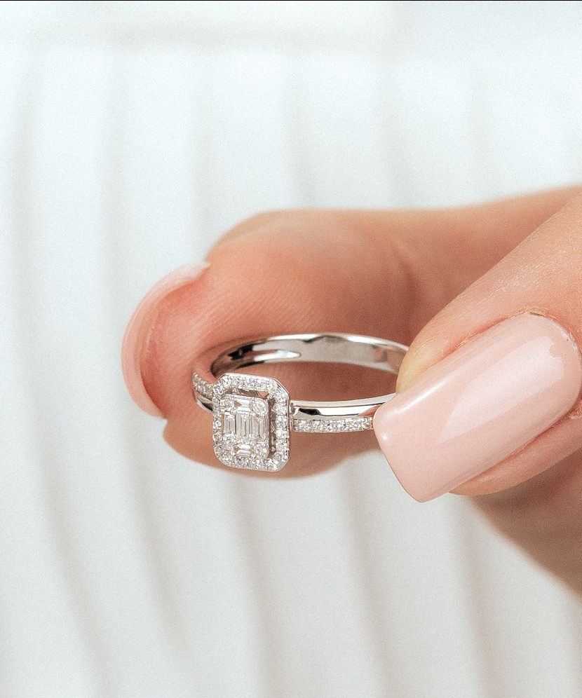 Valgest kullast sõrmus briljantidega