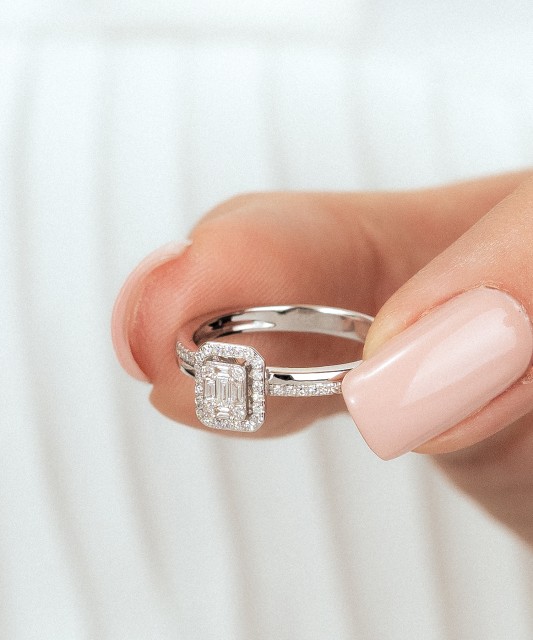 Valgest kullast sõrmus briljantidega