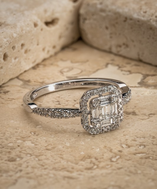 Valgest kullast sõrmus briljantidega