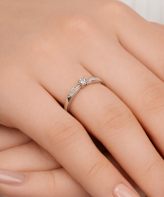 Valgest kullast sõrmus briljantidega 0,08ct