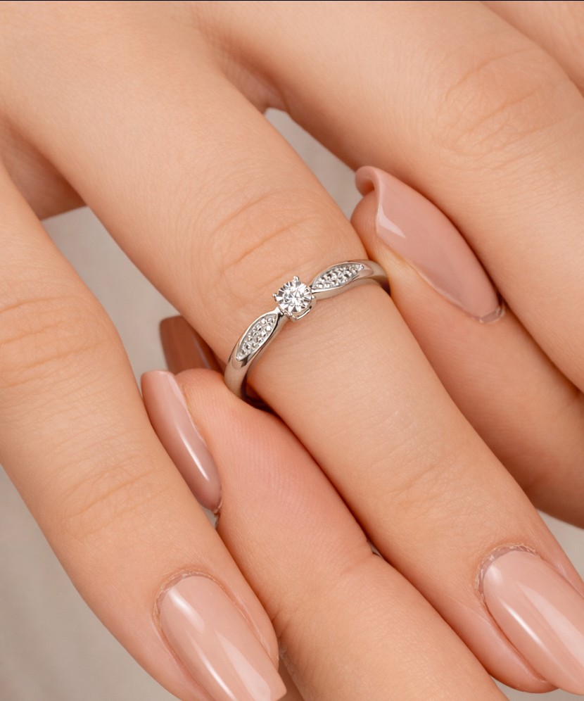 Valgest kullast sõrmus briljantidega 0,08ct