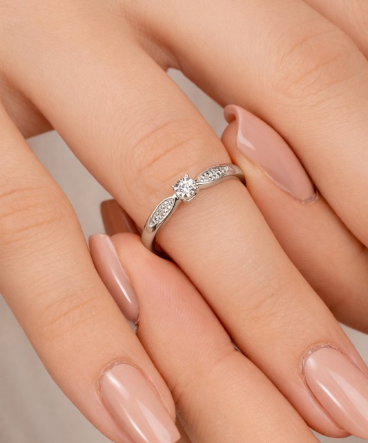 Кольцо из белого золота с бриллиантами 0,08ct