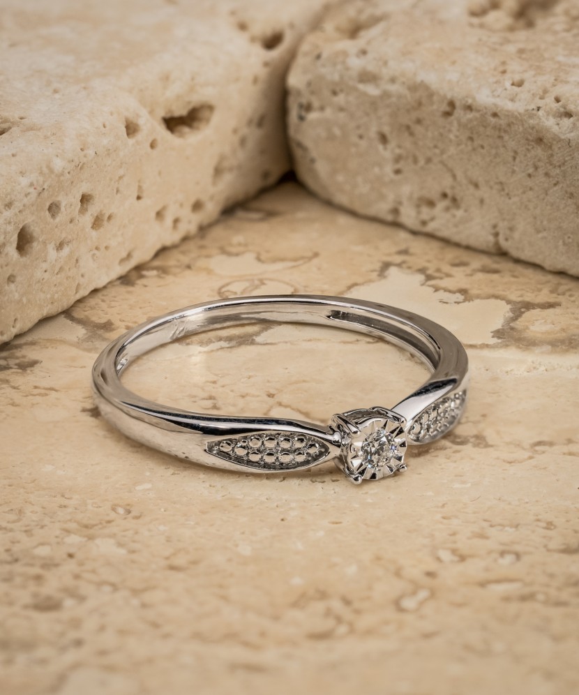 Valgest kullast sõrmus briljantidega 0,04ct