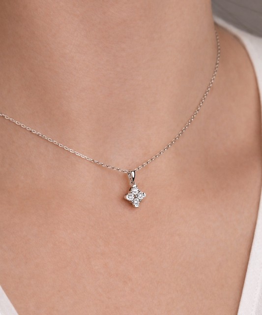 Valgest kullast ripats teemantidega