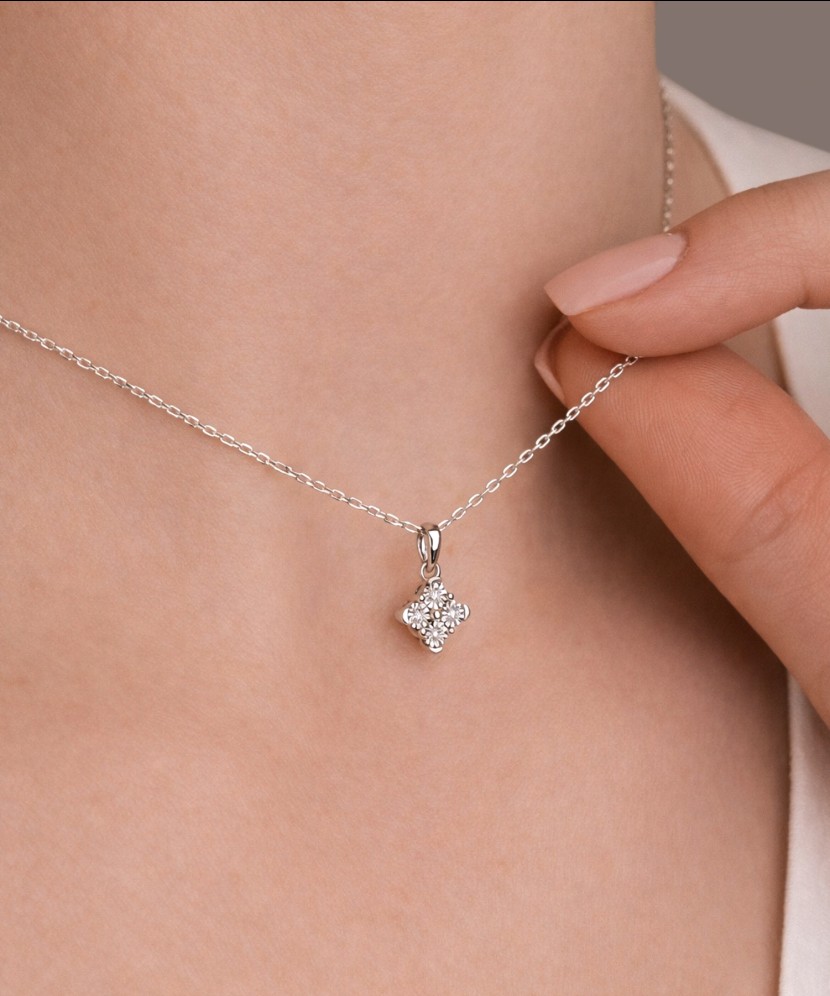 Valgest kullast ripats teemantidega