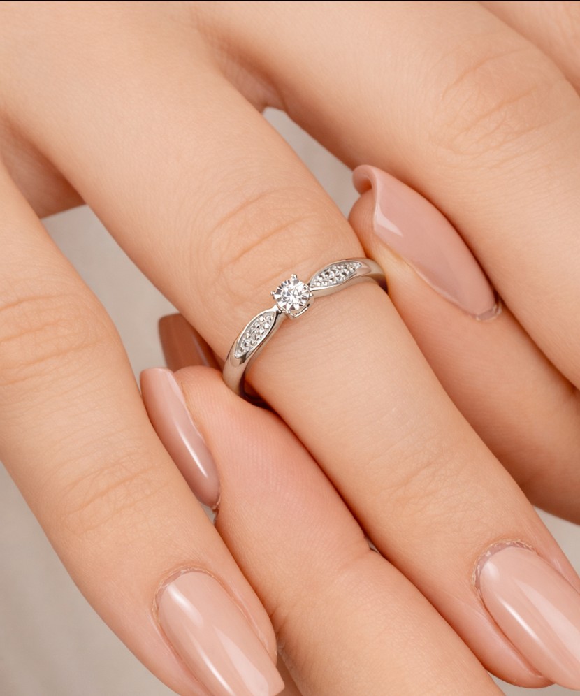 Valgest kullast sõrmus briljantidega 0,04ct