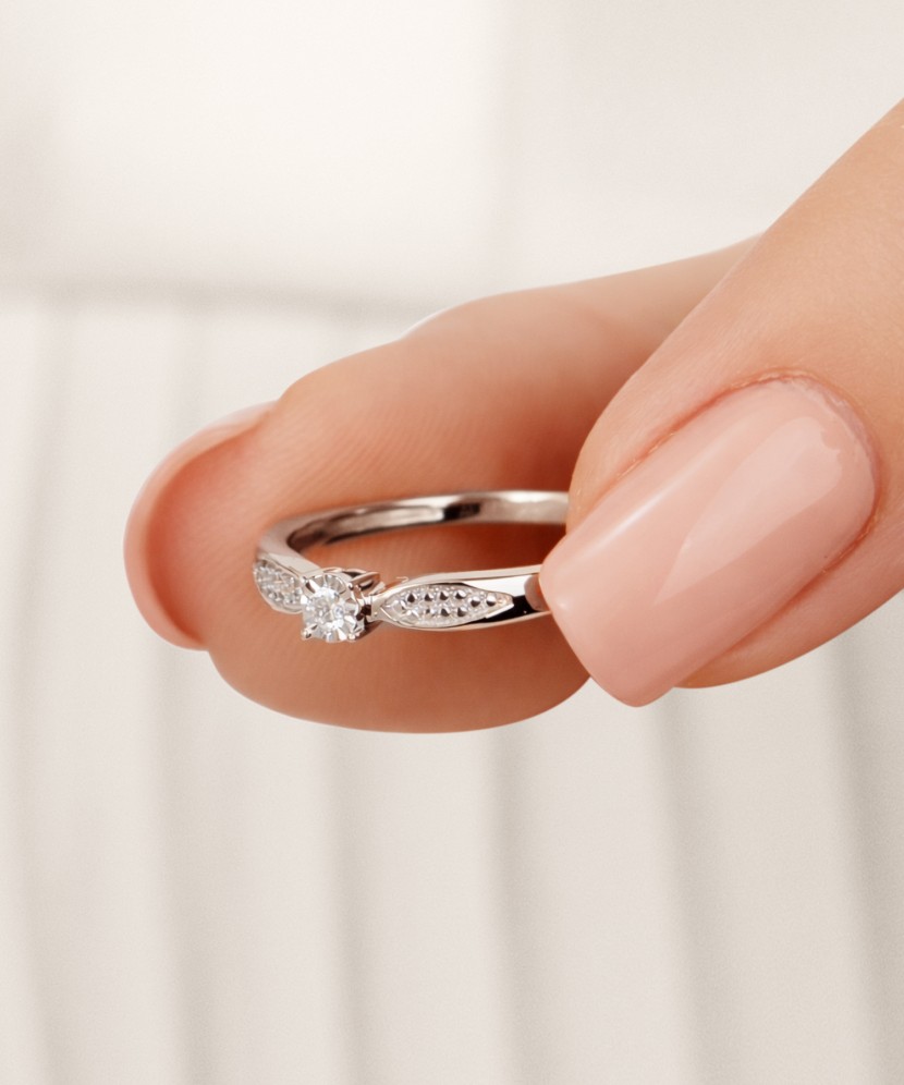 Valgest kullast sõrmus briljantidega 0,04ct