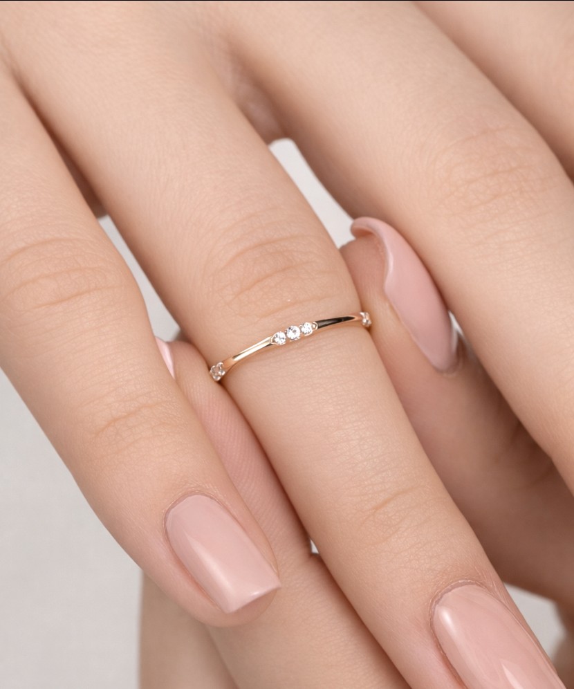 Kuldsõrmus tsirkoonidega