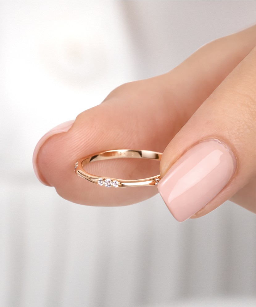 Kuldsõrmus tsirkoonidega