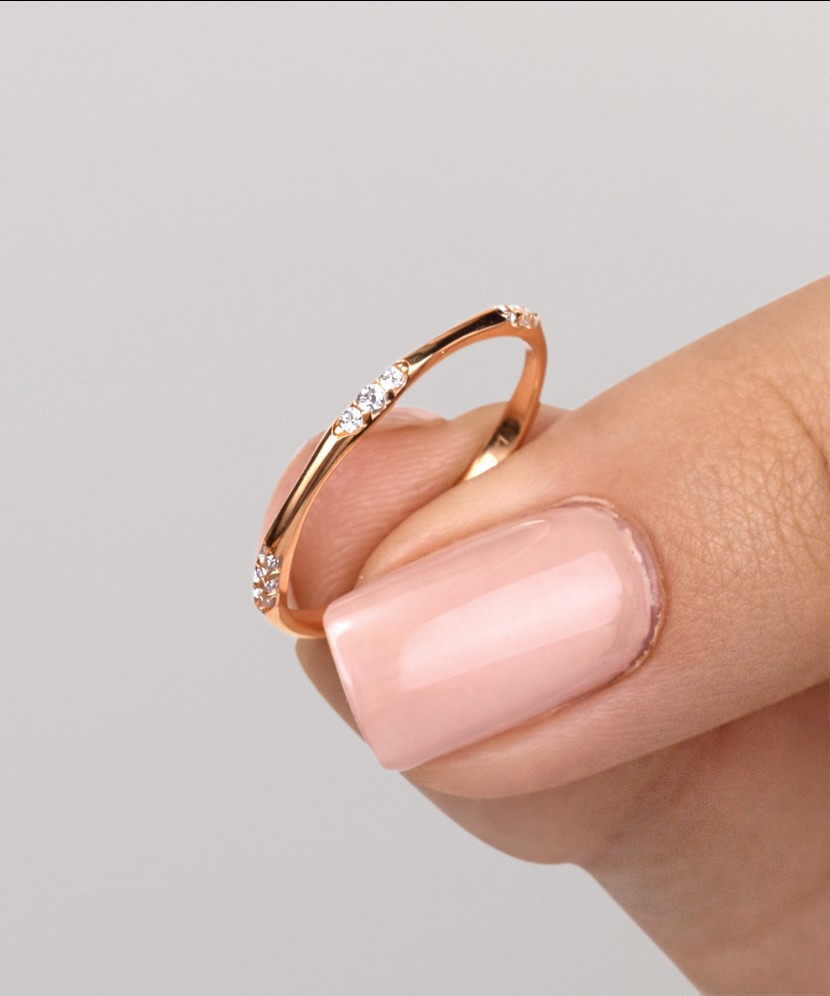 Kuldsõrmus tsirkoonidega