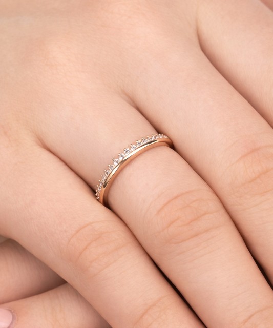 Kuldsõrmus tsirkoonidega