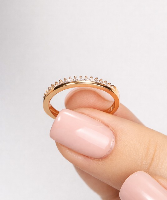 Kuldsõrmus tsirkoonidega