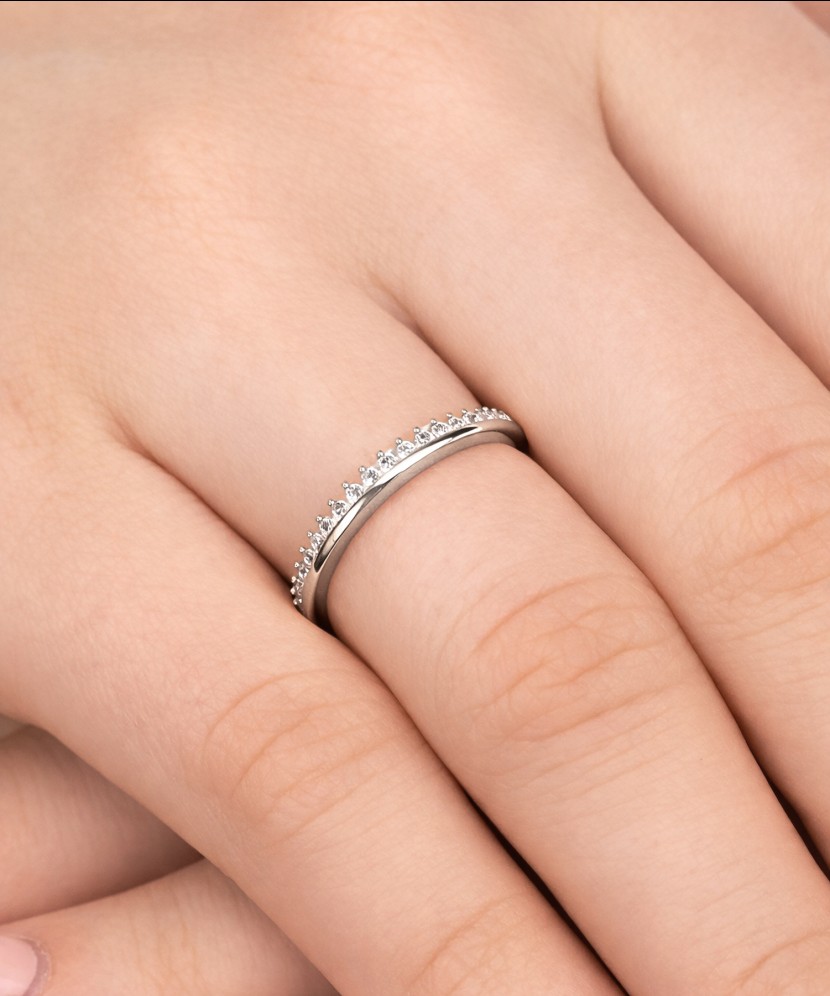 Valgest kullast sõrmus tsirkoonidega