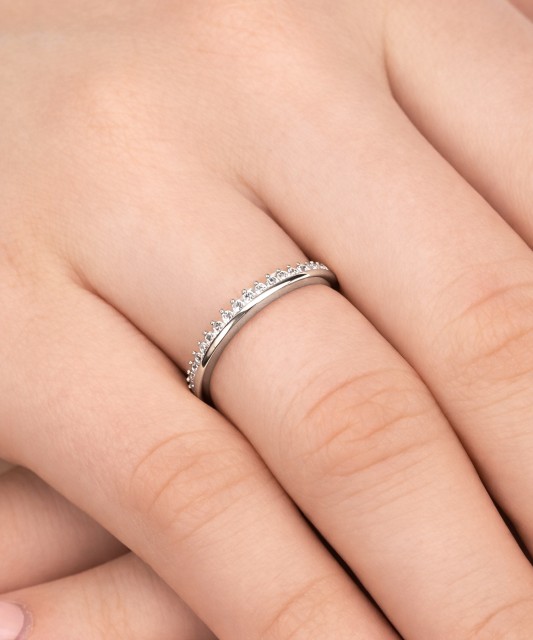 Кольцо из белого золота с цирконами