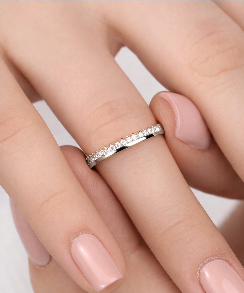 Valgest kullast sõrmus tsirkoonidega