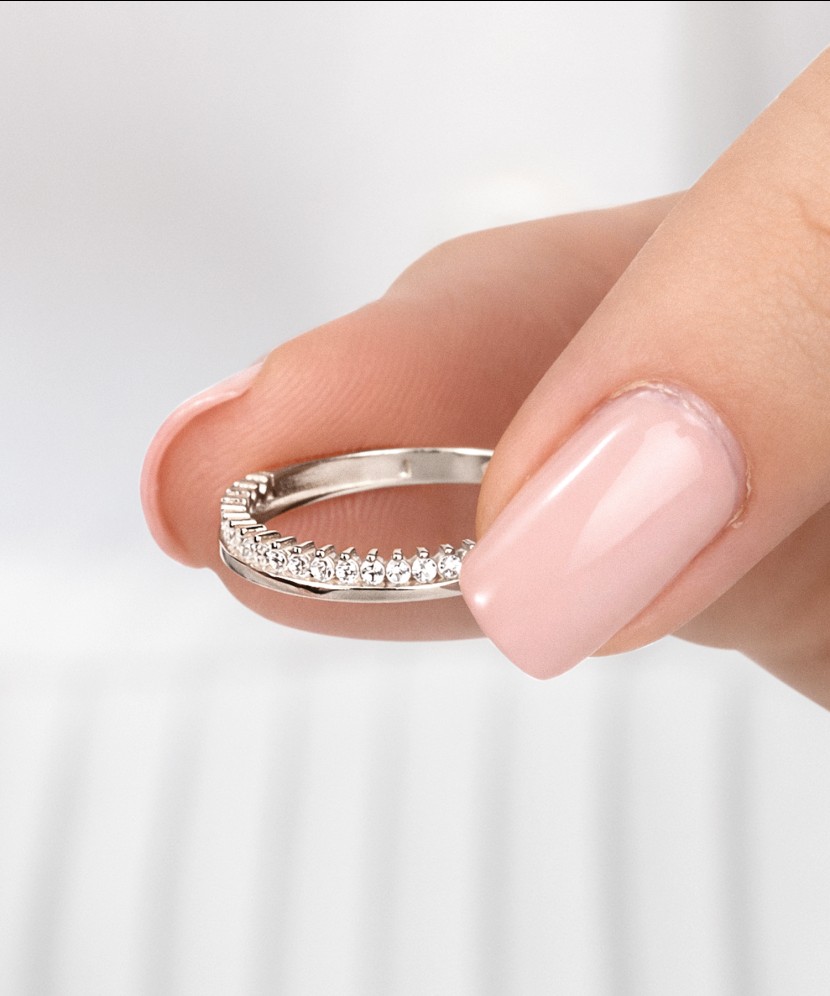 Valgest kullast sõrmus tsirkoonidega