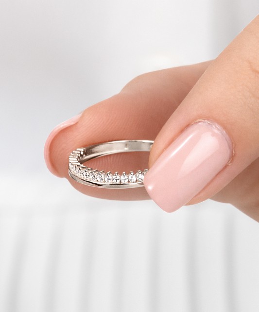 Valgest kullast sõrmus tsirkoonidega