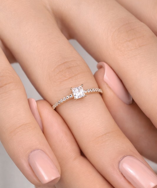 Kuldsõrmus tsirkoonidega