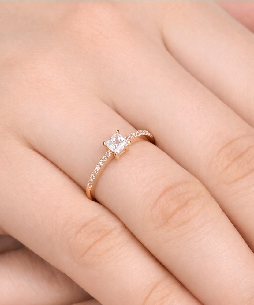 Kuldsõrmus tsirkoonidega