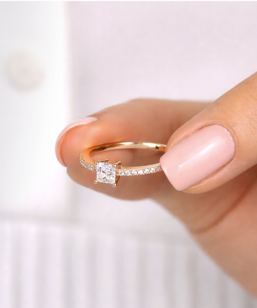 Kuldsõrmus tsirkoonidega