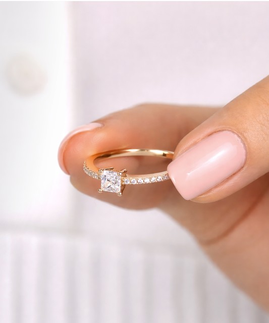 Kuldsõrmus tsirkoonidega