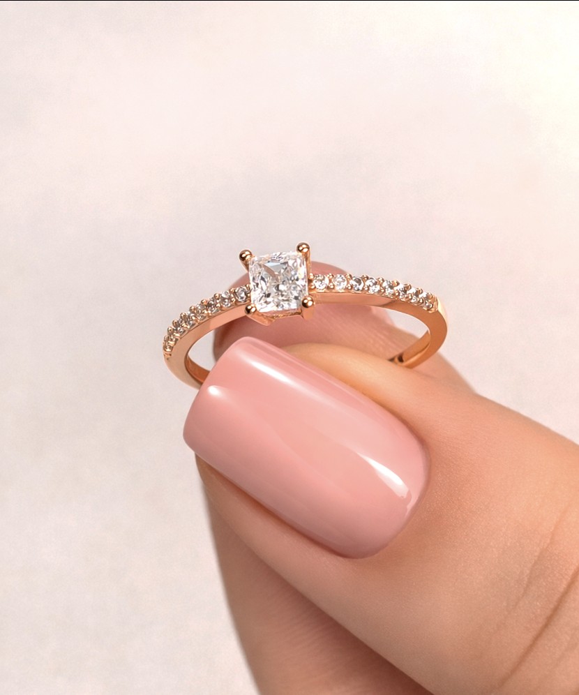 Kuldsõrmus tsirkoonidega