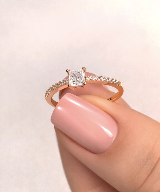 Kuldsõrmus tsirkoonidega