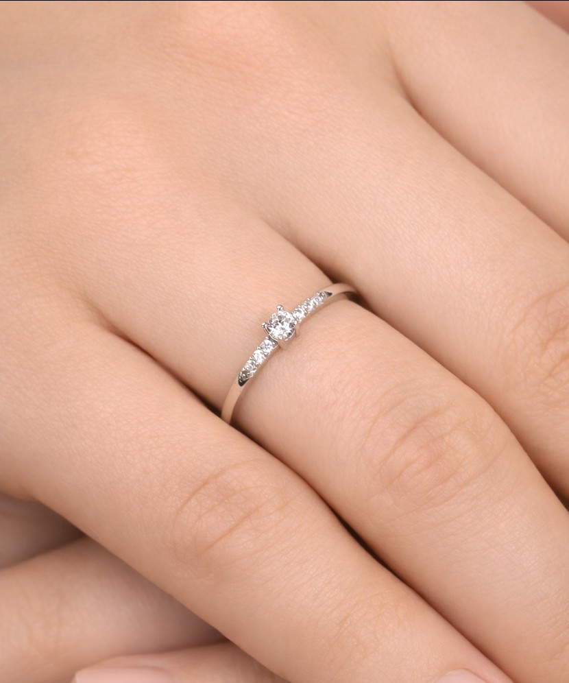 Valgest kullast sõrmus tsirkoonidega