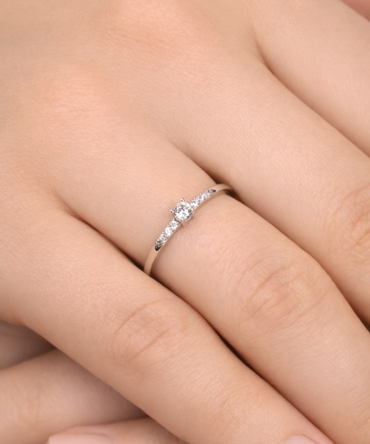 Valgest kullast sõrmus tsirkoonidega