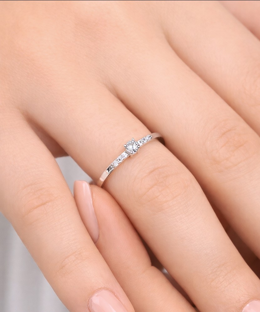 Valgest kullast sõrmus tsirkoonidega