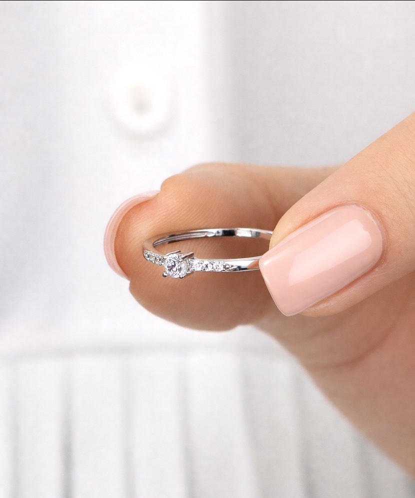 Valgest kullast sõrmus tsirkoonidega