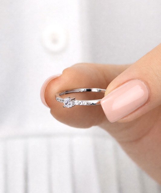 Valgest kullast sõrmus tsirkoonidega