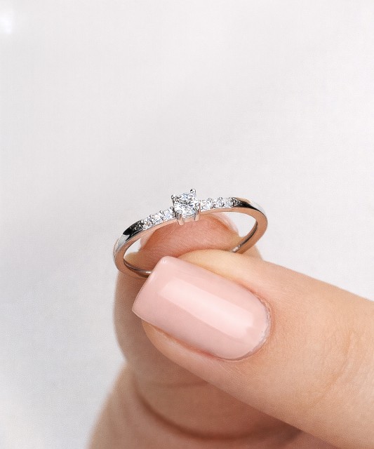 Кольцо из белого золота с цирконами