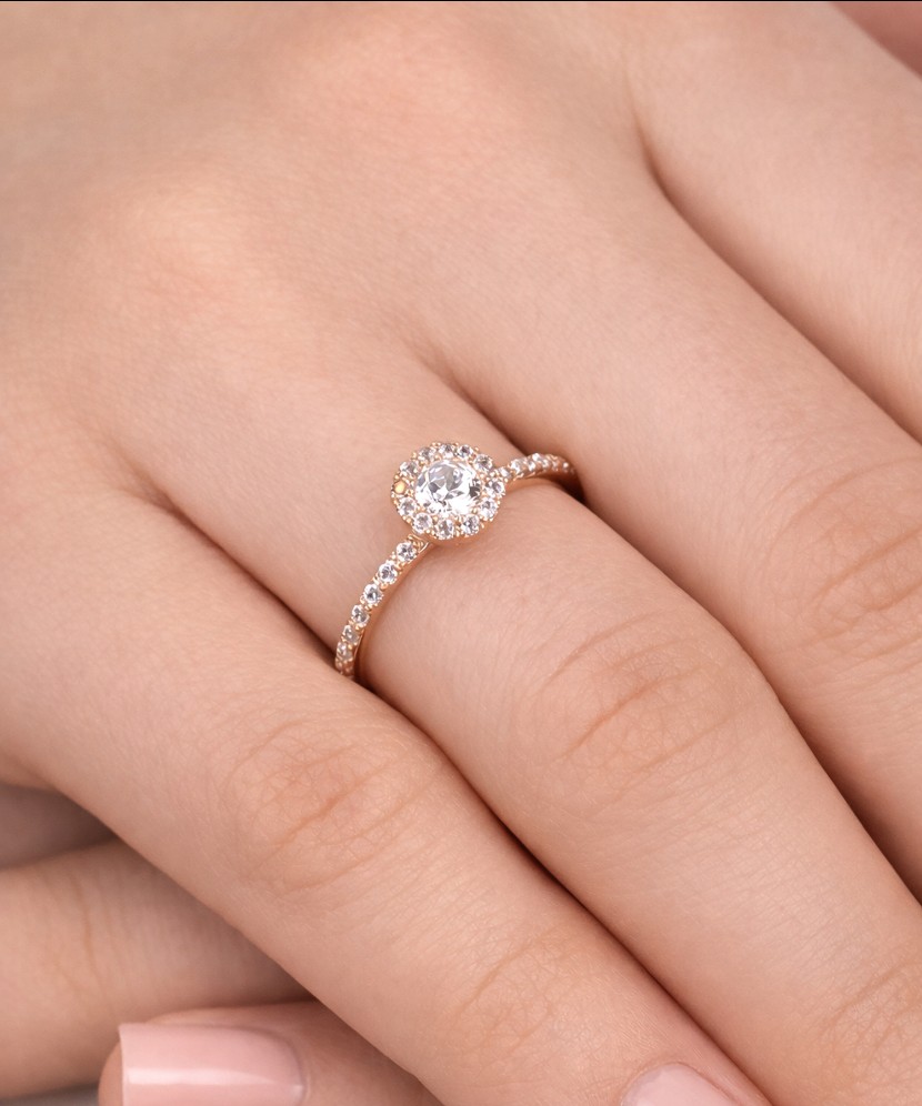 Kuldsõrmus tsirkoonidega