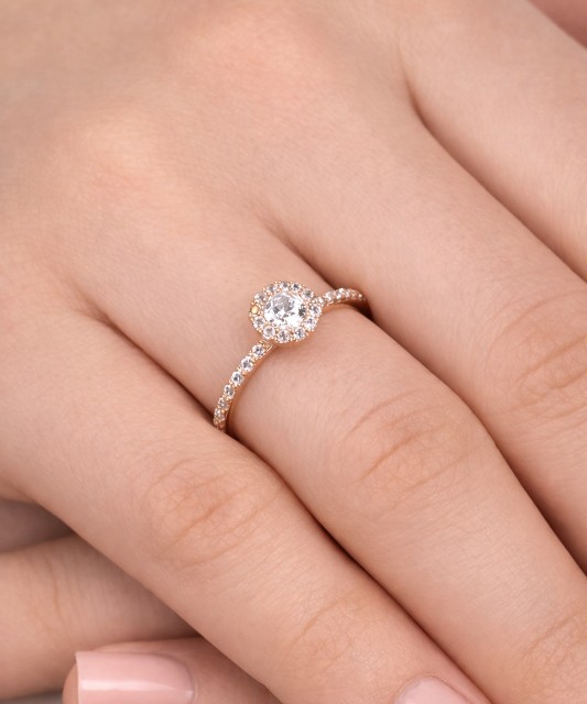 Kuldsõrmus tsirkoonidega