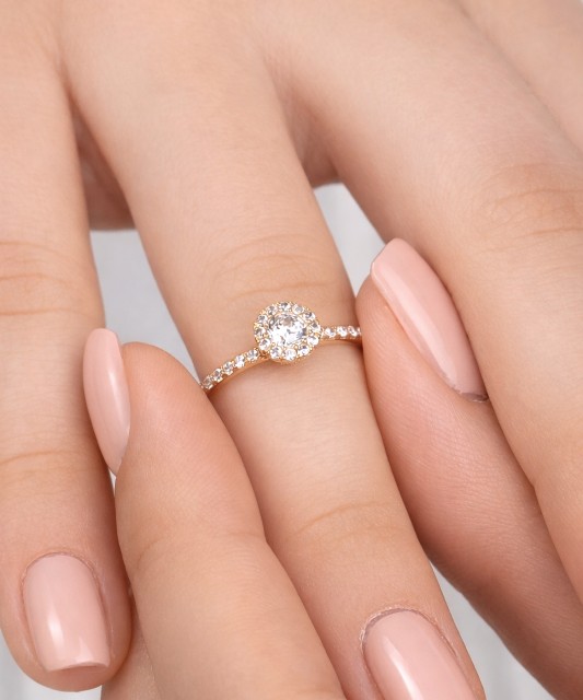 Kuldsõrmus tsirkoonidega