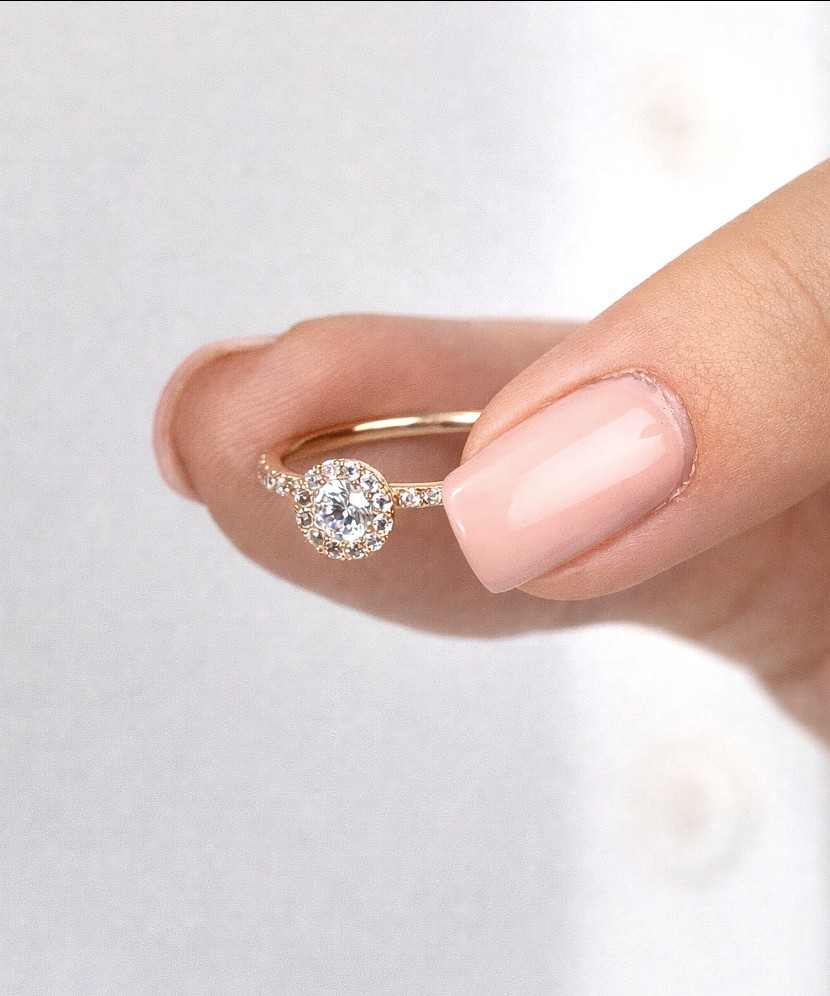 Kuldsõrmus tsirkoonidega