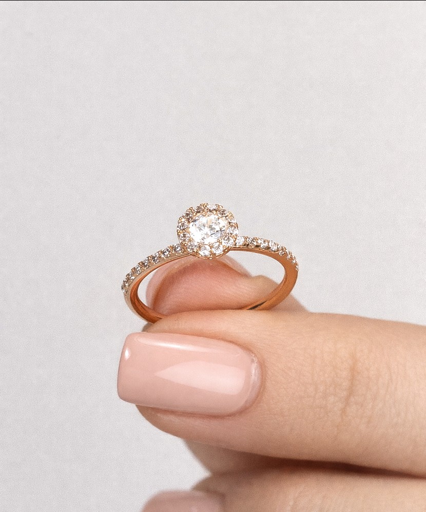 Kuldsõrmus tsirkoonidega