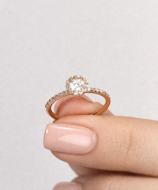 Kuldsõrmus tsirkoonidega